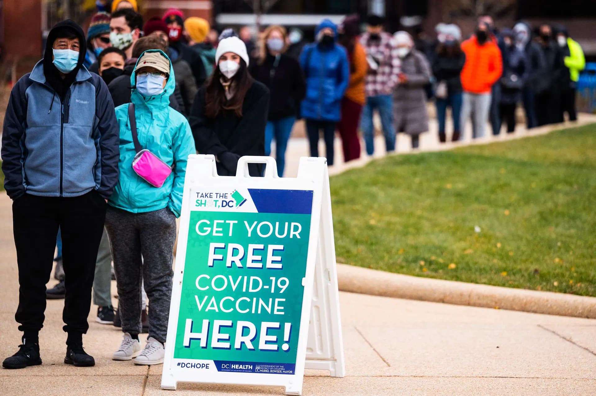 Varias personas esperan en fila en un centro de vacunación en Washington el 29 de noviembre de 2021. (Jim Watson/AFP vía Getty Images).