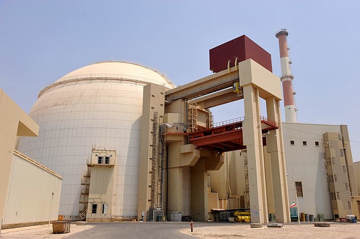 Esta imagen facilitada por la IIPA (Agencia Internacional de Fotografía de Irán) muestra una vista del edificio del reactor de la central nuclear de Bushehr, construida por Rusia, durante la carga del primer combustible, el 21 de agosto de 2010 en Bushehr, al sur de Irán. (IIPA vía Getty Images)
