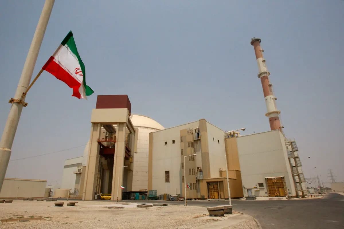 Una bandera iraní ondea frente al edificio del reactor de la central nuclear de Bushehr, a las afueras de la ciudad sureña de Bushehr, Irán, el 21 de agosto de 2010. (Vahid Salemi/AP Photo)