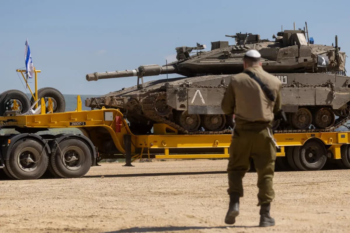Un soldado israelí junto a un camión que transporta un tanque israelí en el norte de Israel, cerca de la frontera con el Líbano, el 5 de marzo de 2026. (Amir Levy/Getty Images).