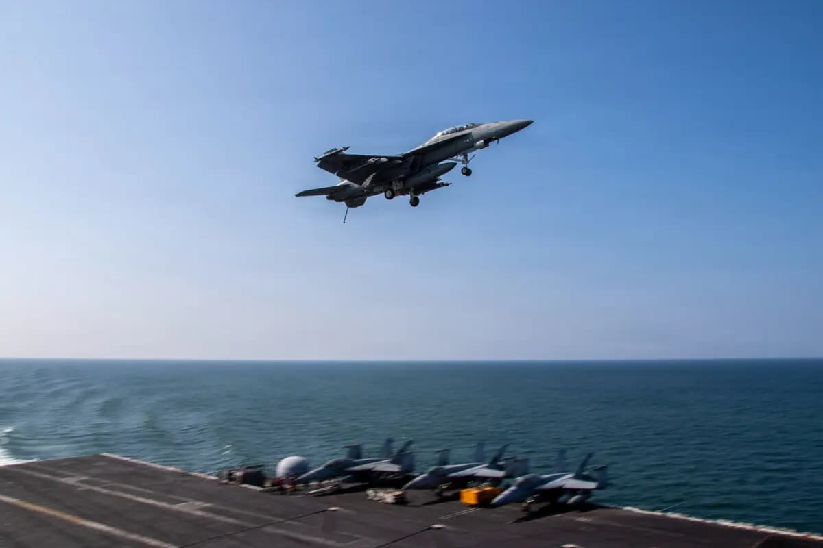 Un F/A-18F Super Hornet, adscrito al Escuadrón de Cazas de Ataque (VFA) 41, sobrevuela la cubierta de vuelo del portaaviones de la clase Nimitz USS Abraham Lincoln (CVN 72) en apoyo de la Operación Epic Fury el 6 de marzo de 2026. (Armada de los EE. UU. vía Getty Images)