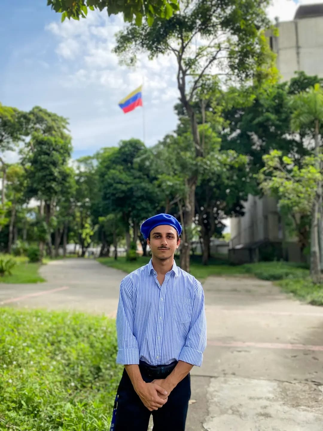 Jacobo Malkhasian, de 21 años, miembro activo de un grupo estudiantil de oposición al antiguo gobierno de Venezuela, posa para una foto en la Universidad Central de Venezuela en Caracas, Venezuela, el 17 de noviembre de 2025. Malkhasian señaló que, si bien algunos venezolanos sienten una mayor sensación de libertad tras la captura de Nicolás Maduro, la vida cotidiana aún no ha experimentado mejoras. (Cortesía de Jacobo Malkhasian)