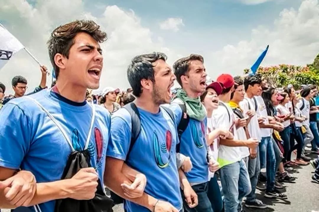 Daniel Tirado (izquierda) se une a otros manifestantes para luchar contra lo que describió como un régimen "canceroso" en la Autopista Francisco Fajardo en Caracas, Venezuela, el 21 de abril de 2017. Tirado huyó de Venezuela debido al acoso y las amenazas que recibían él y su familia. (Cortesía de Daniel Tirado)
