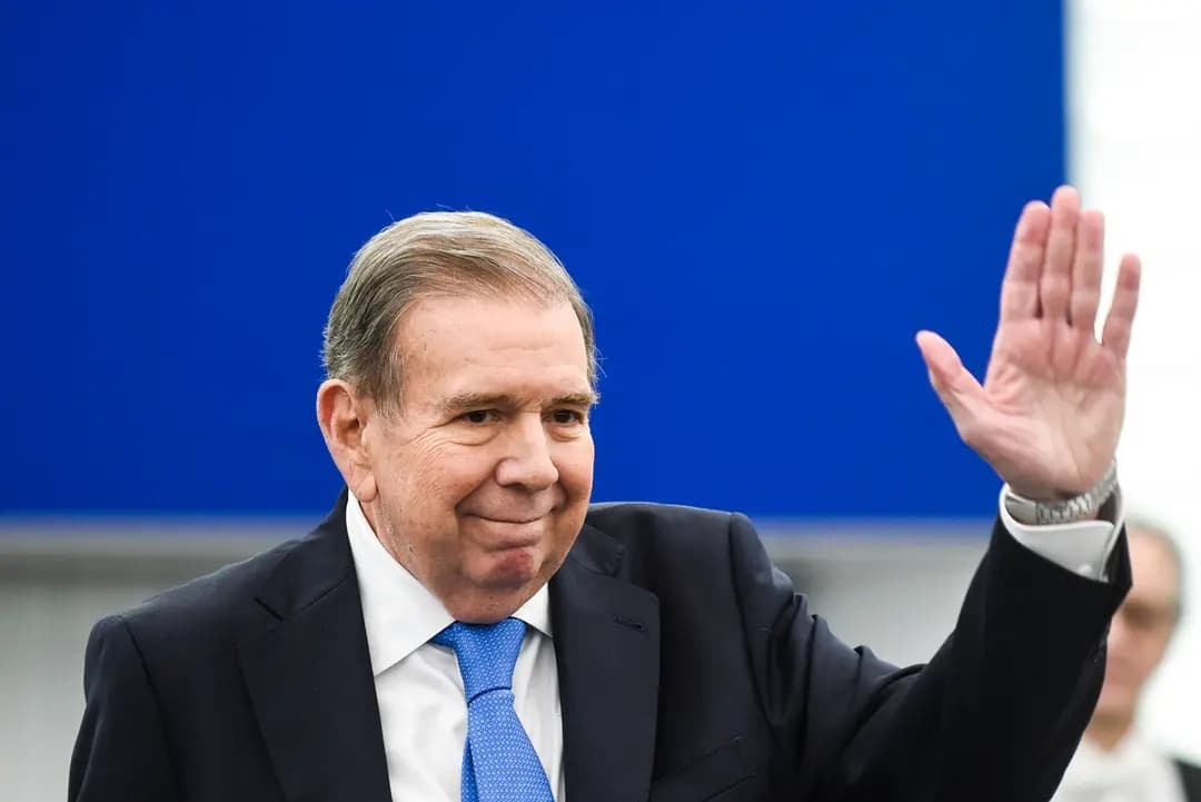 El venezolano Edmundo González Urrutia saluda mientras recibe el máximo galardón de la UE en materia de derechos humanos, el Premio Sájarov, en el Parlamento Europeo en Estrasburgo, Francia, el 17 de diciembre de 2024. (Pascal Bastien/AP Photo)