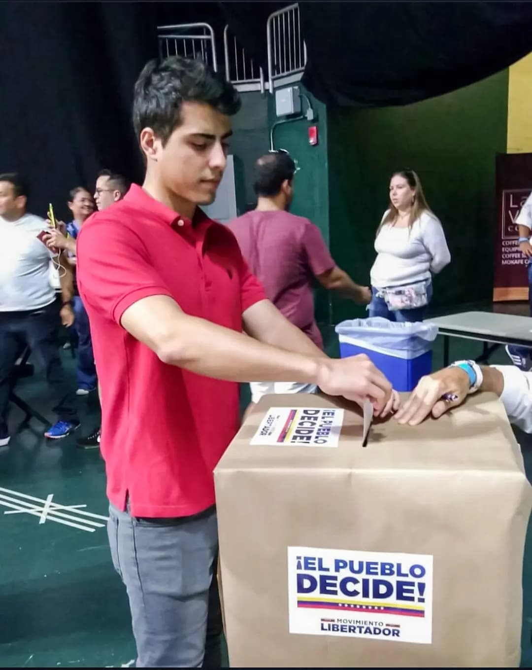 Daniel Tirado emite su voto en esta foto de archivo. Huir, como fue el caso de millones de otros venezolanos, fue una elección imposible que se le impuso y que lo acompañará el resto de su vida. (Cortesía de Daniel Tirado)