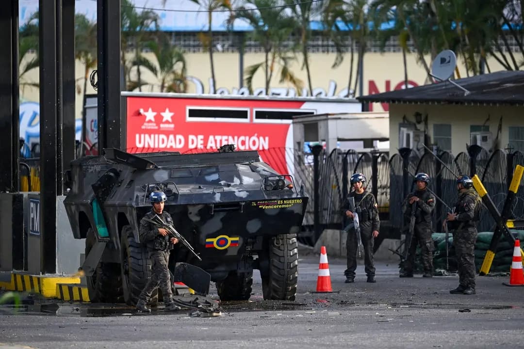 Miembros de la Guardia Nacional montan guardia en Fuerte Tiuna, el mayor complejo militar de Venezuela, después de que las fuerzas estadounidenses capturaran al líder venezolano Nicolás Maduro, en Caracas, Venezuela, el 3 de enero de 2026. (Federico Parra/AFP vía Getty Images)
