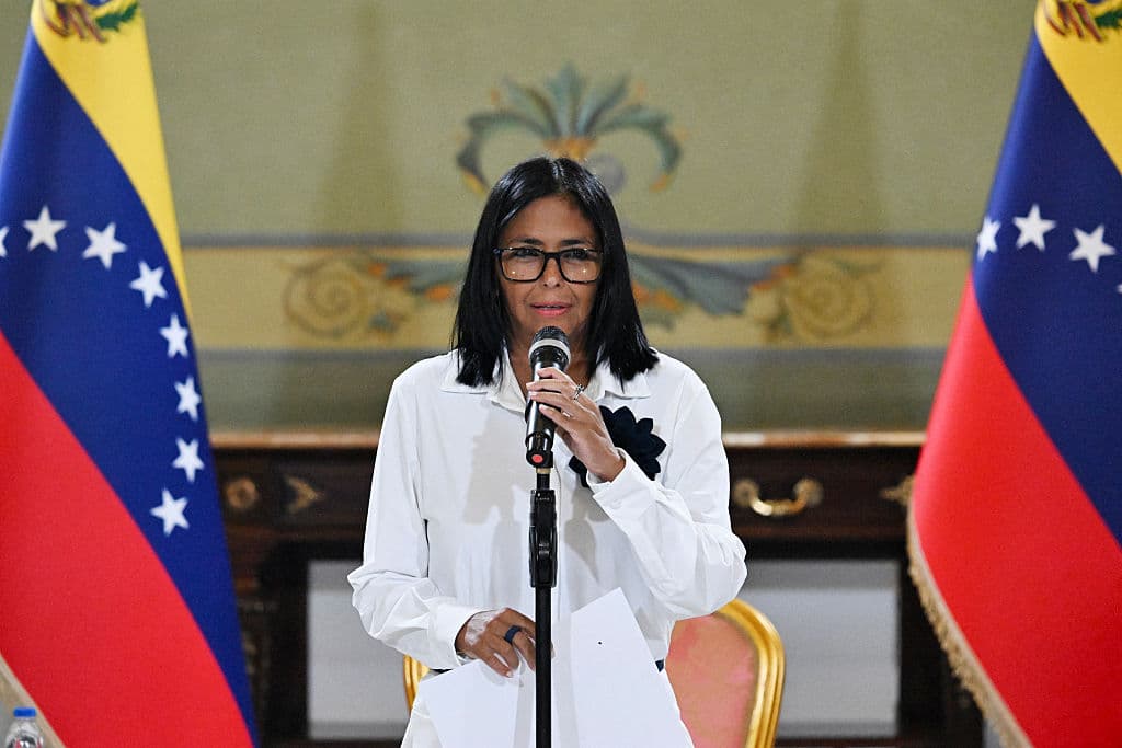 <em>La presidenta interina de Venezuela, Delcy Rodríguez, habla durante una conferencia de prensa tras la firma de un acuerdo entre Chevron Venezuela y el gobierno nacional en el Palacio de Miraflores, Caracas, el 13 de abril de 2026. La presidenta interina de Venezuela, Delcy Rodríguez, elogió el 13 de abril los avances logrados en el sector petrolero en materia de inversión extranjera, como parte de la firma de acuerdos con la gigante estadounidense Chevron para incrementar la producción de crudo. (Foto de Juan Barreto / AFP vía Getty Images)</em>