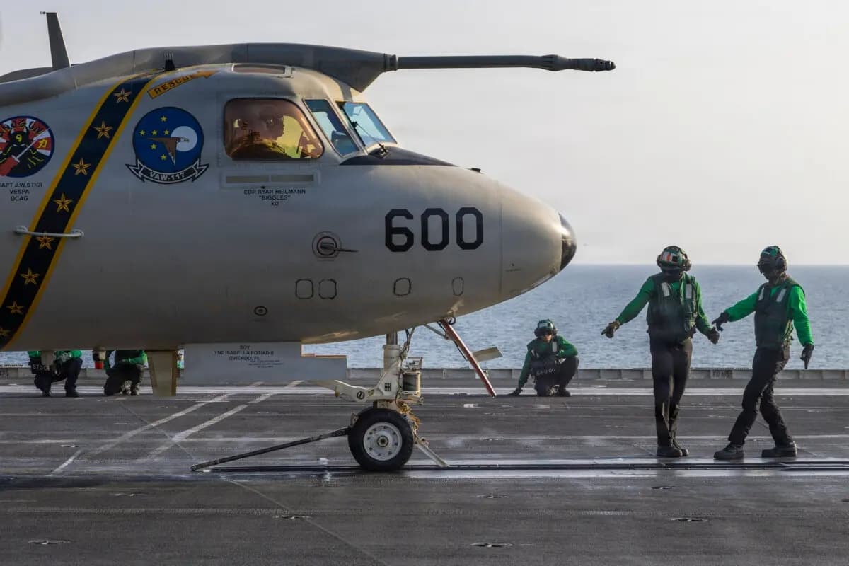 Marineros estadounidenses se preparan para lanzar un E-2D Hawkeye, adscrito al Escuadrón de Mando y Control Aerotransportado (VAW) 117, en la cubierta de vuelo del portaaviones clase Nimitz USS Abraham Lincoln (CVN 72) durante la Operación Epic Fury, el 14 de marzo de 2026. (Cortesía de la Armada de Estados Unidos)
