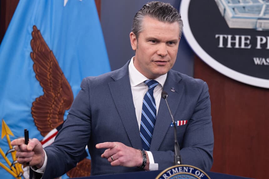El secretario de Defensa de EE. UU., Pete Hegseth, habla durante una rueda de prensa en el Pentágono, en Washington, D. C., el 16 de abril de 2026. Estados Unidos impedirá que cualquier buque entre o salga de los puertos iraníes del estrecho de Ormuz. (SAUL LOEB / AFP vía Getty Images).