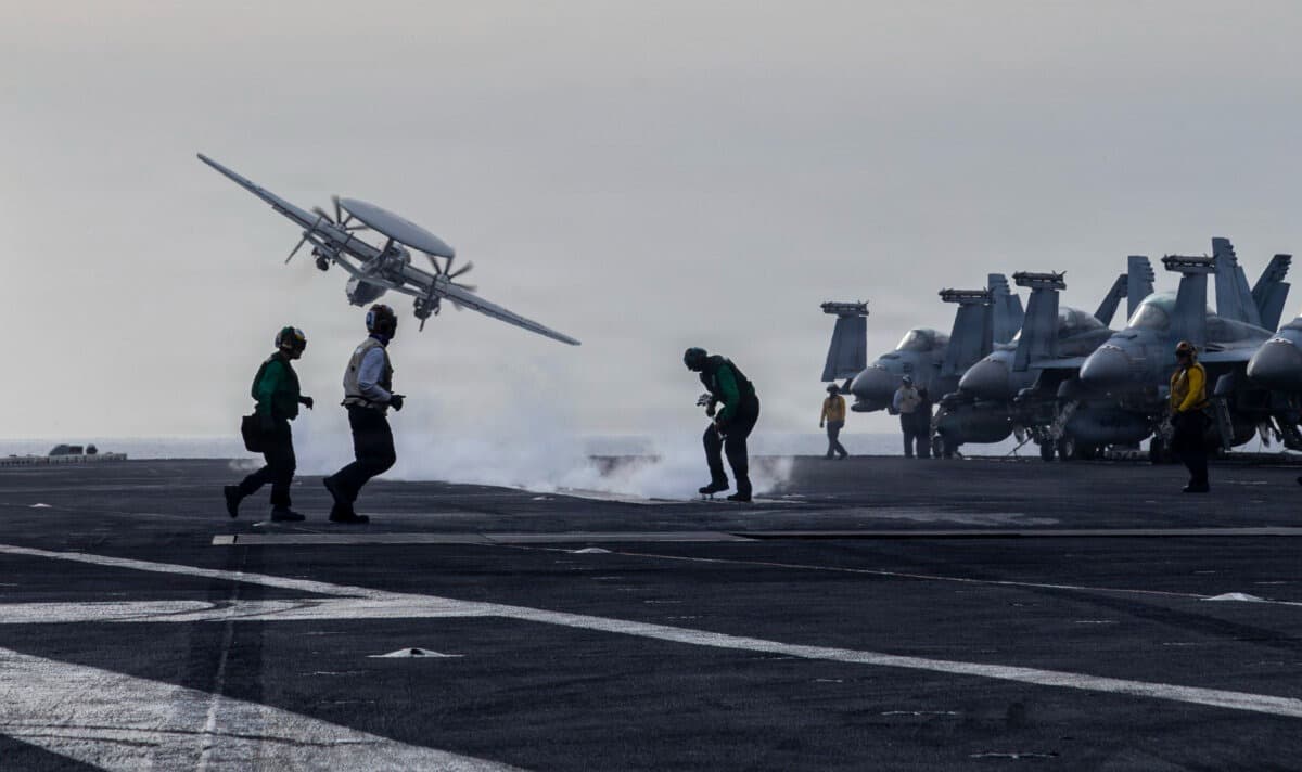 Un E-2D Hawkeye, adscrito al Escuadrón de Mando y Control Aerotransportado (VAW) 117, despega de la cubierta de vuelo del portaaviones de la clase Nimitz USS Abraham Lincoln (CVN 72) durante la Operación Epic Fury, el 31 de marzo de 2026. (Cortesía de la Armada de Estados Unidos).
