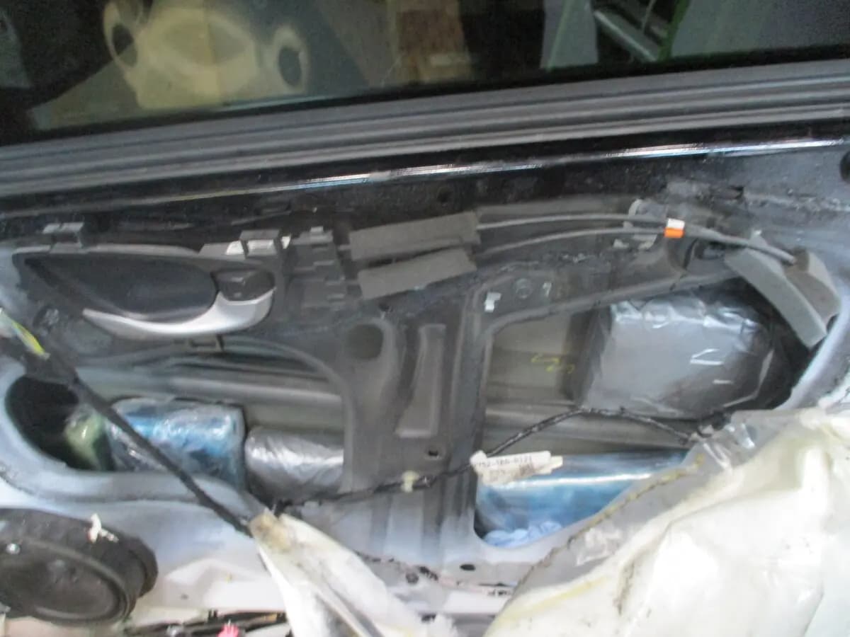 Se muestran narcóticos ilegales ocultos en las puertas del vehículo del conductor, en el Puerto de Entrada de San Ysidro el 7 de abril de 2026. Agentes de la Patrulla Fronteriza incautaron más de 60 libras de cocaína a un ciudadano estadounidense. (Servicio de Aduanas y Protección Fronteriza de EE. UU.)