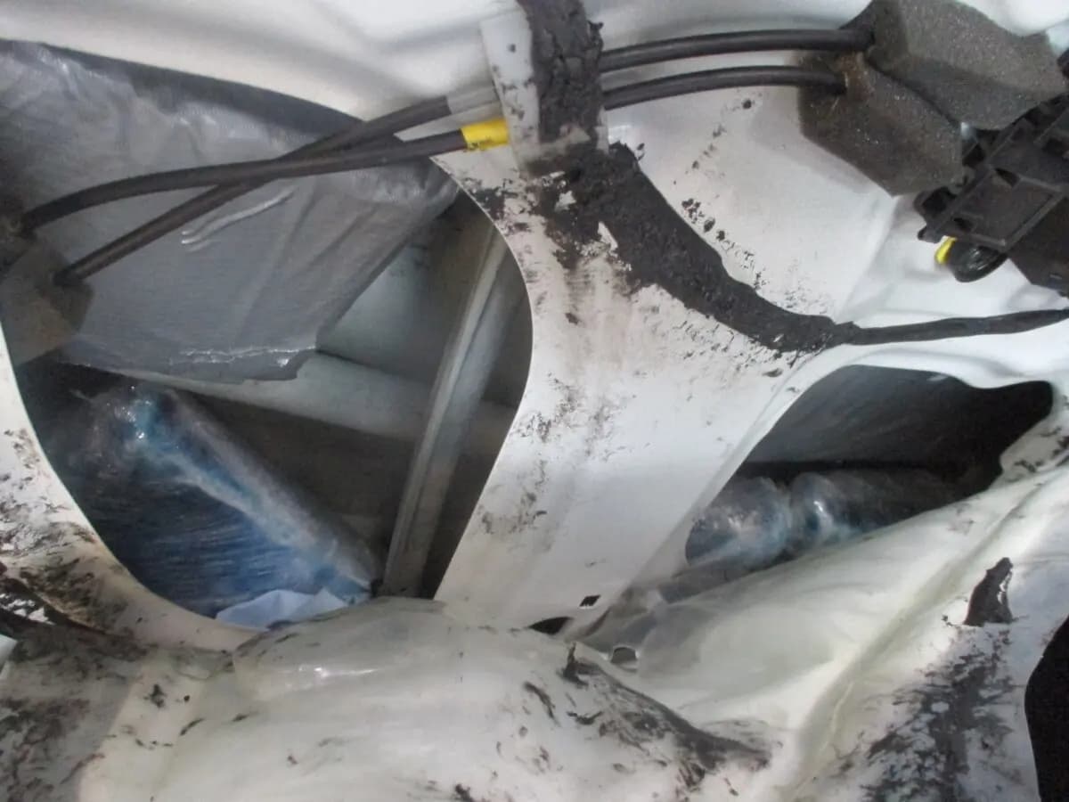 Agentes de la Patrulla Fronteriza incautaron más de 60 libras de cocaína a un ciudadano estadounidense. Los narcóticos ilegales estaban ocultos en las puertas del vehículo del conductor, el 7 de abril de 2026, en el Puerto de Entrada de San Ysidro. (Servicio de Aduanas y Protección Fronteriza de EE. UU.)