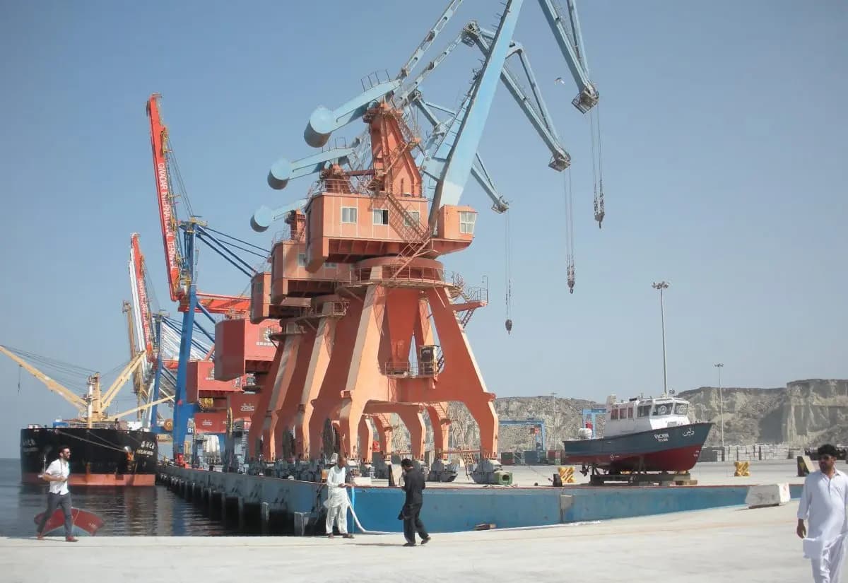 Unos trabajadores caminan por el puerto de Gwadar, en Pakistán, un proyecto de infraestructura de miles de millones de dólares en el que China ha invertido como parte de su Iniciativa de la Franja y la Ruta, el 4 de octubre de 2017. (Amelie Herenstein/AFP/Getty Images).