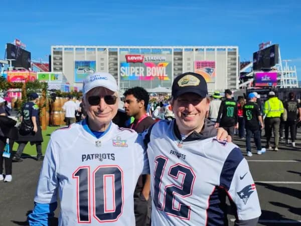 El Dr. Holick y su hijo Michael Todd Holick en la Super Bowl, su regalo por su 80.º cumpleaños. (Foto cortesía del Dr. Holick)