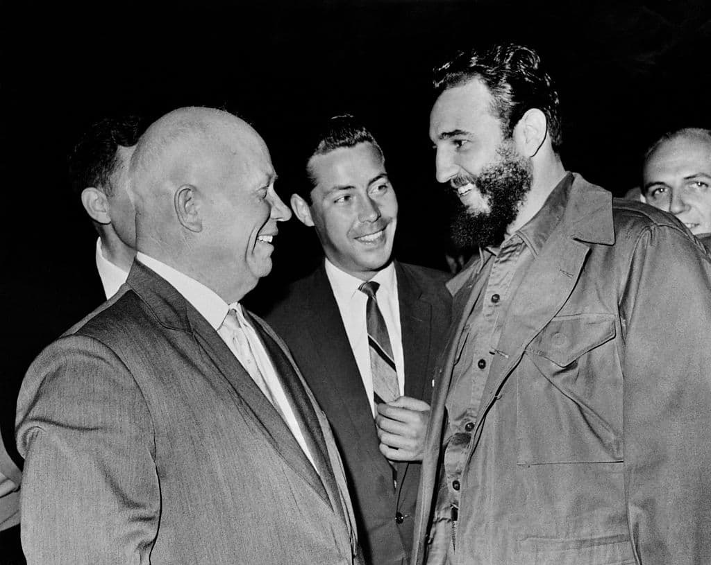 <em>El secretario general del Comité Central del Partido Comunista de la Unión Soviética, Nikita Khrushchev (izquierda), conversa con el primer ministro de Cuba, Fidel Castro (derecha), durante una sesión del Consejo de Seguridad de las Naciones Unidas, el 22 de septiembre de 1960 en Nueva York.(Foto de -/AFP vía Getty Images)</em>