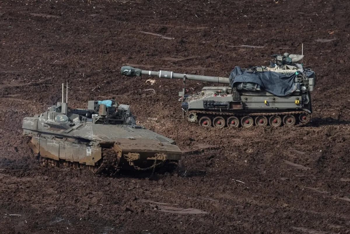 Vehículos militares en el lado israelí de la frontera con el Líbano, en medio del conflicto entre Estados Unidos e Israel con Irán, en el norte de Israel, el 20 de marzo de 2026. (Reuters/Tyrone Siu)