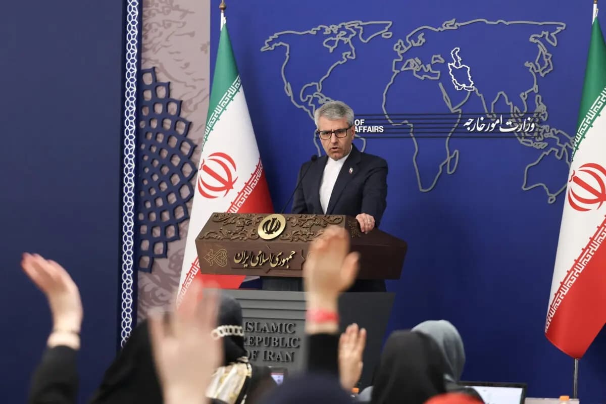 El portavoz del Ministerio de Relaciones Exteriores iraní, Esmail Baqaei, en Teherán el 10 de febrero de 2026. (Atta Kenare/AFP vía Getty Images)