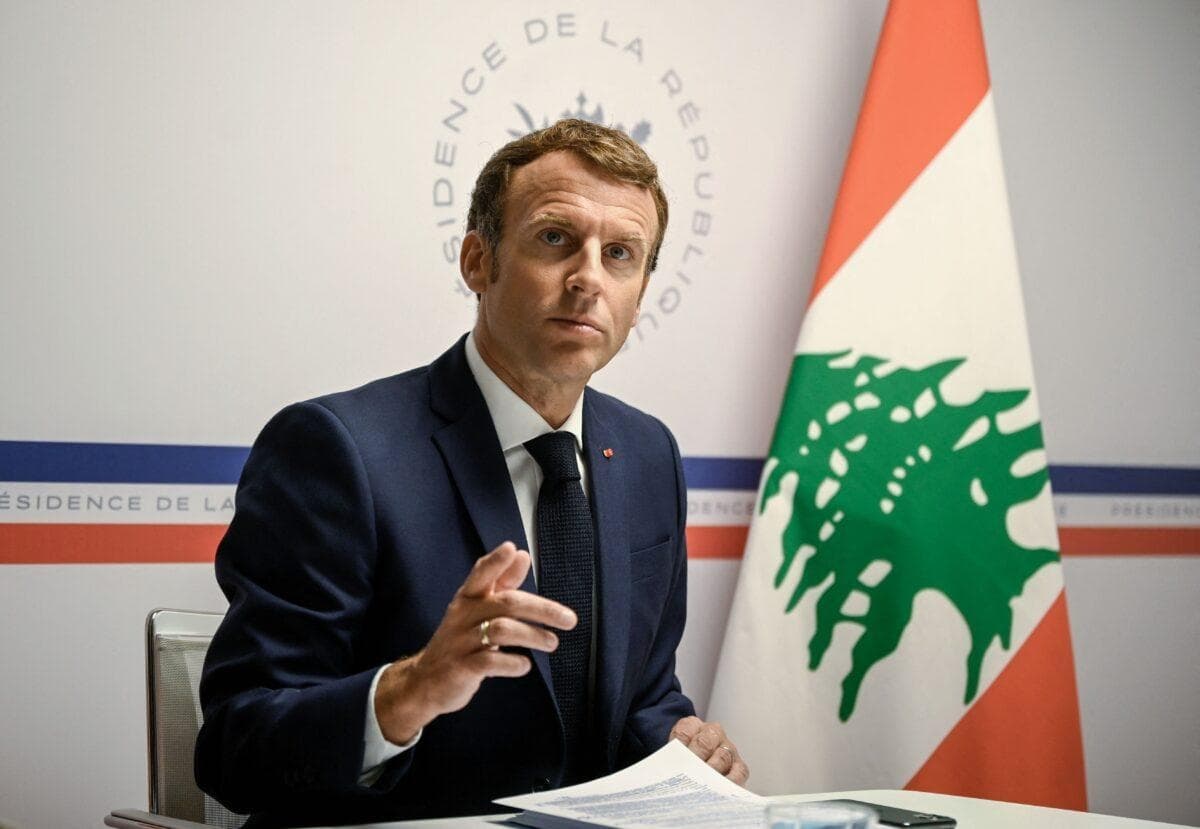 El presidente francés Emmanuel Macron gesticula durante un encuentro en línea en Bormes-Les-Mimosas, Francia, el 4 de agosto de 2021. (Christophe Simon/AFP vía Getty Images)
