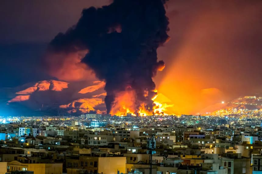 Humo y llamas se elevan en el lugar de los ataques aéreos contra un depósito de petróleo en Teherán, el 7 de marzo de 2026. (Sasan/Middle East Images/AFP vía Getty Images)