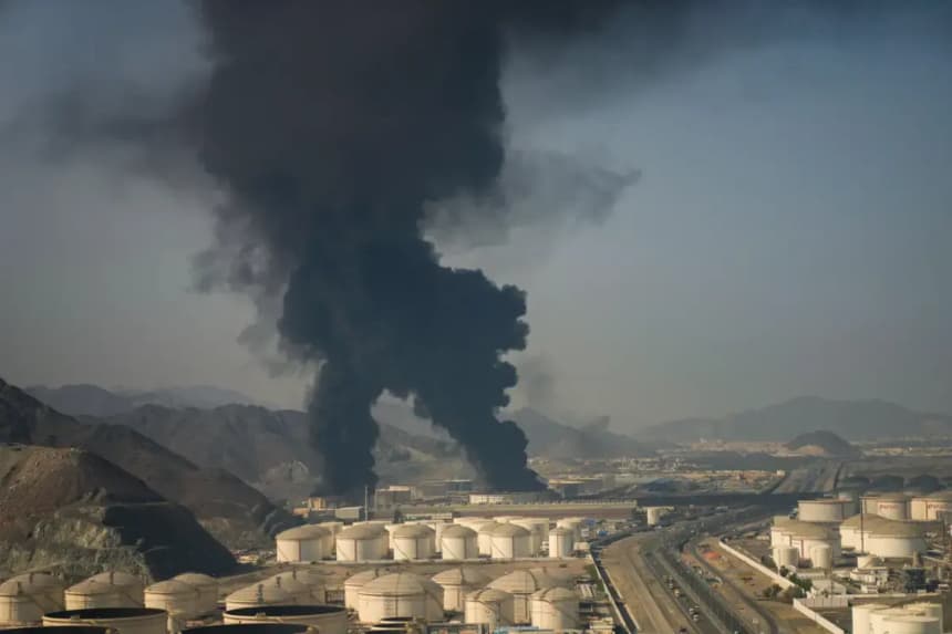 El fuego y las columnas de humo se elevan desde una instalación petrolera en Fujairah, Emiratos Árabes Unidos, el 14 de marzo de 2026. (Altaf Qadri/AP Photo)