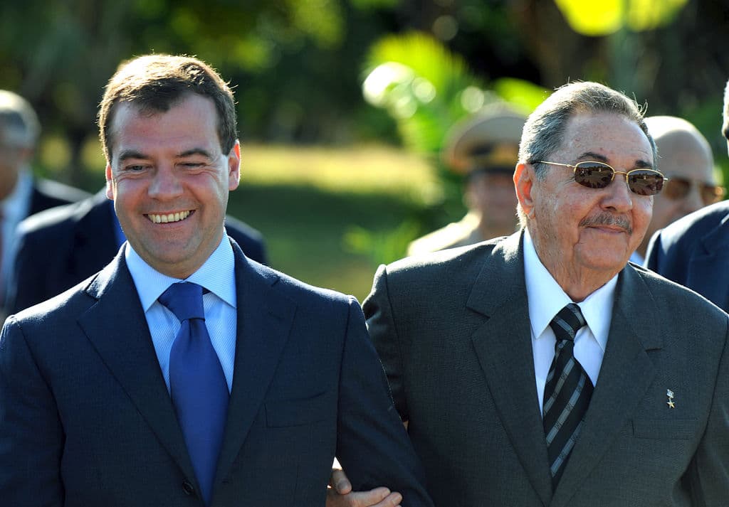 <em>El presidente cubano Raúl Castro (derecha) se encuentra junto a su homólogo ruso Dmitri Medvédev (izquierda) el 28 de noviembre de 2008, durante una ceremonia de colocación de ofrendas florales en el Mausoleo del Soldado Soviético Internacionalista, en las afueras de La Habana. Medvédev se preparaba para abandonar Cuba tras una visita al presidente Raúl Castro para estrechar lazos con su antiguo aliado de la Guerra Fría, en la última etapa de una gira para fortalecer la influencia de Rusia en América Latina. FOTO AFP/ Juan Carlos Borjas (Foto de Juan Carlos Borjas/AFP vía Getty Images)</em>