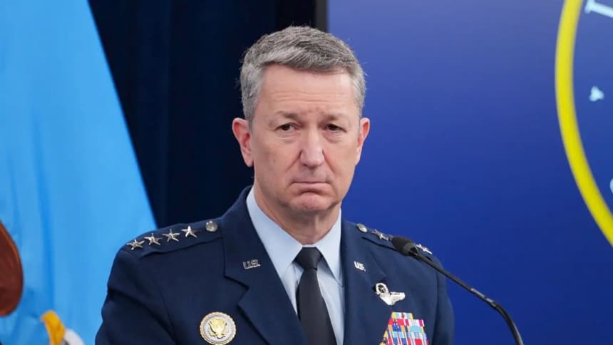El general Dan Caine, presidente del Estado Mayor Conjunto, observa durante una rueda de prensa en el Pentágono, en Arlington (Virginia), el 8 de abril de 2026. (Andrew Harnik/Getty Images)El general Dan Caine, presidente del Estado Mayor Conjunto, observa durante una rueda de prensa en el Pentágono, en Arlington (Virginia), el 8 de abril de 2026. (Andrew Harnik/Getty Images)