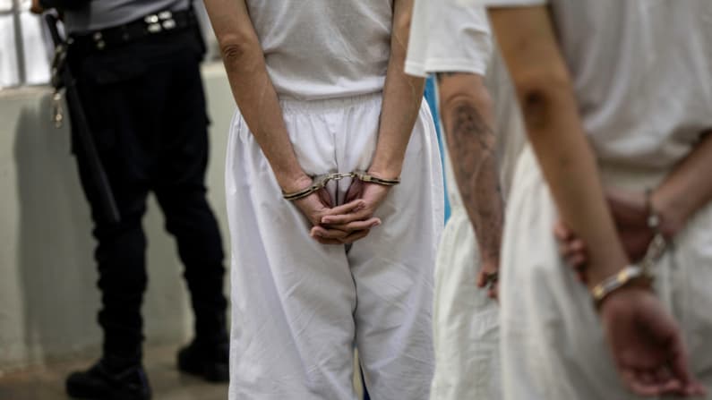 El Salvador aprueba cadena perpetua para menores de 12 años acusados de homicidio, violación o terrorismo
