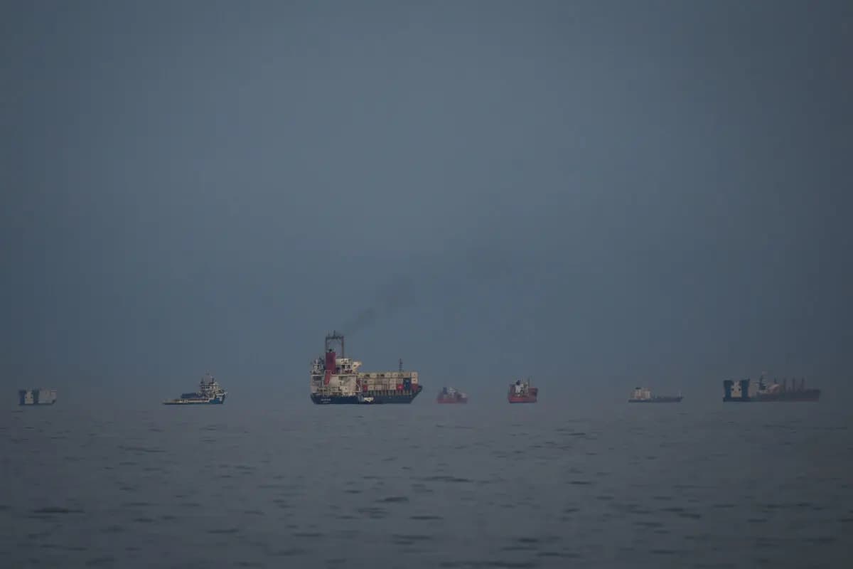 Petroleros y buques de carga hacen cola en el estrecho de Ormuz, vistos desde Khor Fakkan, Emiratos Árabes Unidos, el 11 de marzo de 2026. (Altaf Qadri/AP)