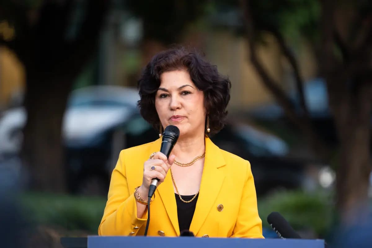 <em>Rushan Abbas, fundadora de la Campaña por los Uigures, habla durante un evento en el Monumento a las Víctimas del Comunismo en Washington el 4 de junio de 2025. (Madalina Vasiliu/The Epoch Times).</em>