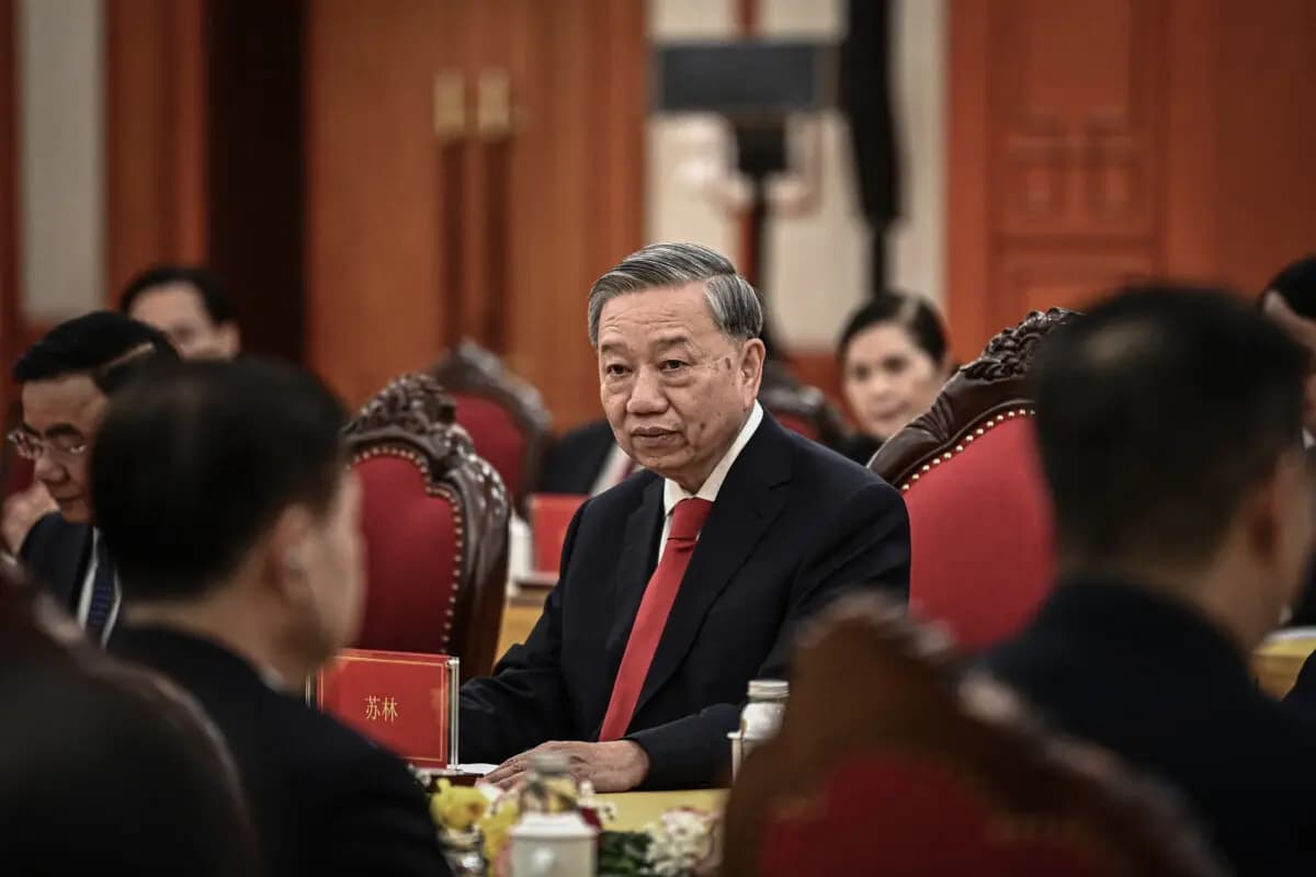 El líder del Partido Comunista de Vietnam, To Lam (C), asiste a una reunión con su homólogo chino, Xi Jinping, en la Oficina del Comité Central del Partido en Hanói el 14 de abril de 2025. (Nhac Nguyen/POOL/AFP vía Getty Images)