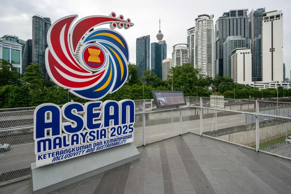 El logotipo de la Asociación de Naciones del Sudeste Asiático (ASEAN) antes de la 47.ª Cumbre de la ASEAN en Kuala Lumpur, Malasia, el 23 de octubre de 2025. (Mohd Rasfan/AFP vía Getty Images)