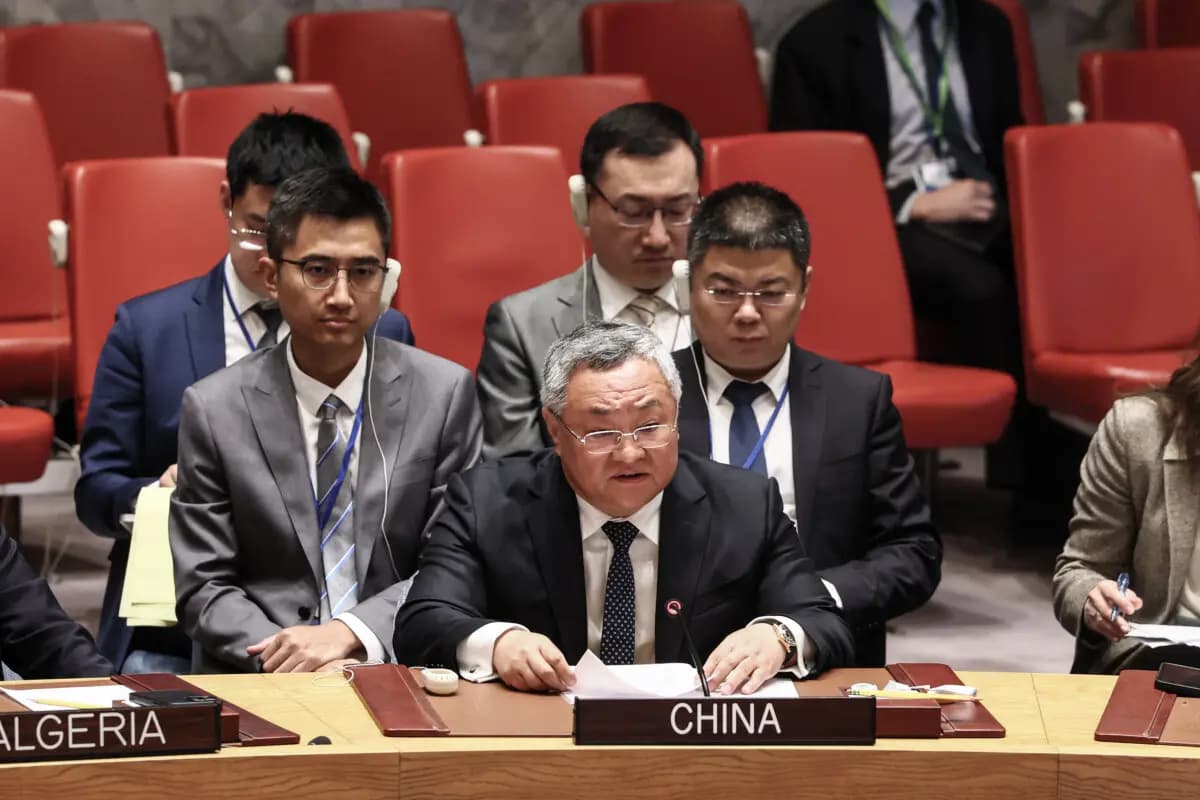 Fu Cong, representante permanente de China ante las Naciones Unidas, habla durante una reunión del Consejo de Seguridad de la ONU sobre amenazas a la paz y la seguridad internacionales en la sede de la ONU en la ciudad de Nueva York el 22 de junio de 2025. (Michael M. Santiago, Getty Images)