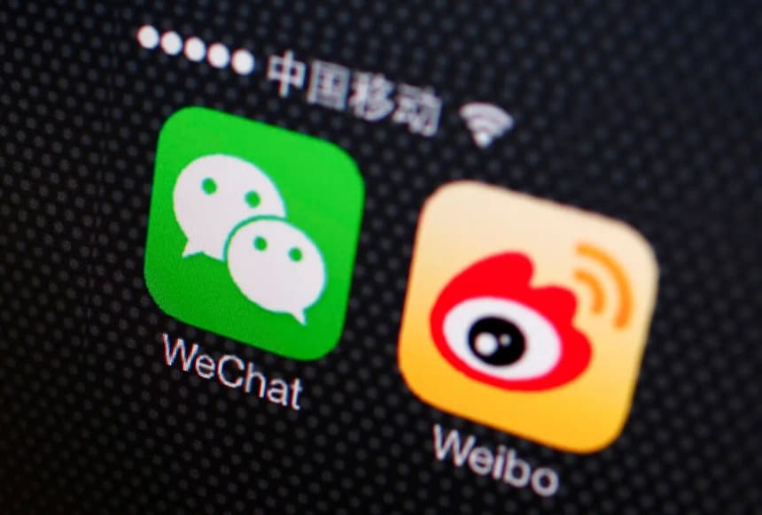 En esta foto de archivo se ven los iconos de las aplicaciones de WeChat y Weibo en un smartphone. (Petar Kujundzic/Reuters)