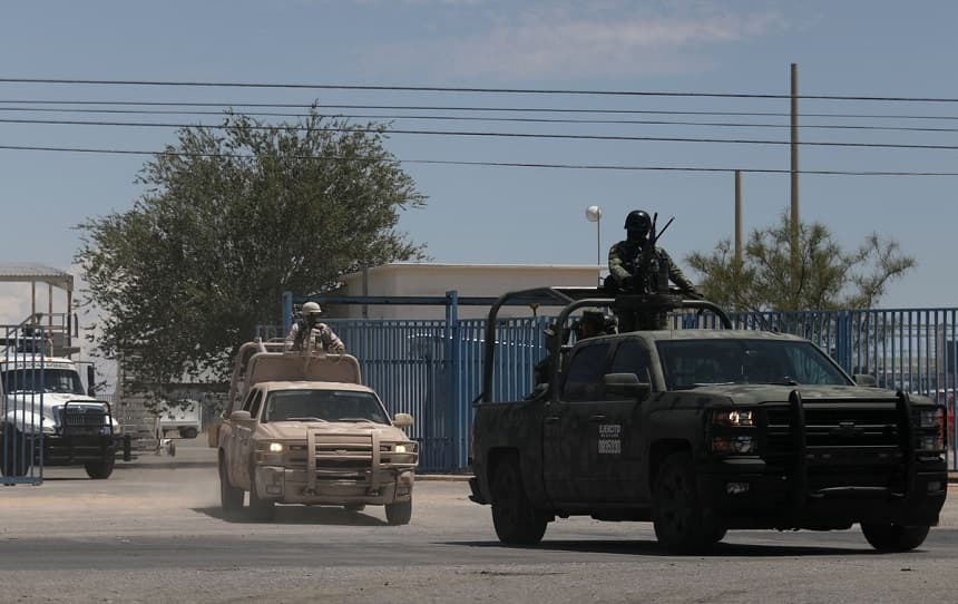 Miembros de la Guardia Nacional y del Ejército de México abandonan el aeropuerto tras aterrizar en Ciudad Juárez, en el estado de Chihuahua (México), el 12 de agosto de 2022. (Herika Martínez/AFP vía Getty Images)
