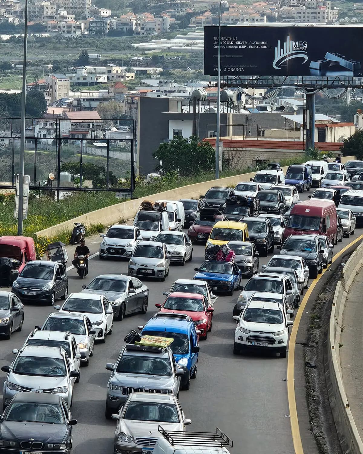 Residentes desplazados circulan por una autopista de camino a sus hogares en Rmeileh, cerca de Sidón, Líbano, el 17 de abril de 2026. (AFP vía Getty Images).