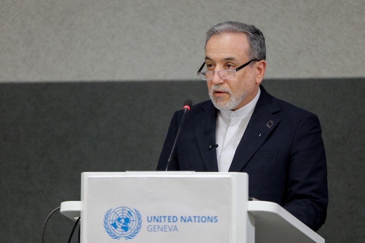 El ministro de Relaciones Exteriores iraní, Abbas Araghchi, pronuncia un discurso durante una sesión de la Conferencia de Desarme de las Naciones Unidas, al margen de la segunda ronda de conversaciones entre Estados Unidos e Irán, en Ginebra, Suiza, el 17 de febrero de 2026. (Valentin Flauraud/AFP vía Getty Images)