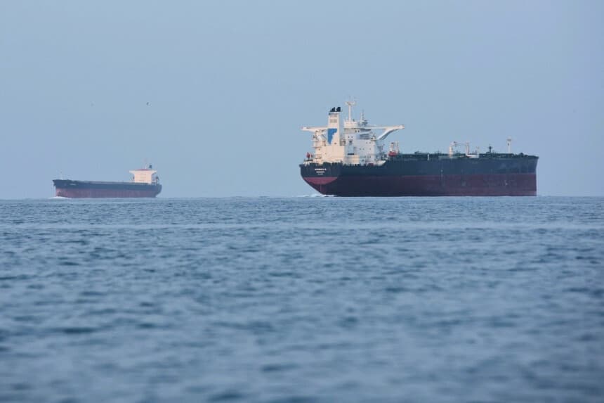Petroleros fondeados en el estrecho de Ormuz, frente a la costa de la isla de Qeshm, Irán, el 18 de abril de 2026. (Asghar Besharati/AP Photo).