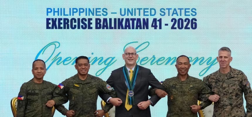(De izquierda a derecha) El director del ejercicio militar filipino, el mayor general Francisco Lorenzo Jr., el jefe del Estado Mayor militar filipino, el general Romeo Brawner, el encargado de negocios interino de EE. UU., Y. Robert Ewing, el subjefe del Estado Mayor de Operaciones J3 de Filipinas, el mayor general Elmer Suderio, y el comandante general de la Fuerza Expedicionaria de Marines de EE. UU., el teniente general Christian Wortman, posan durante un ejercicio militar conjunto en el cuartel general militar de Camp Aguinaldo en Ciudad Quezón, Filipinas, el 20 de abril de 2026. (Aaron Favila/AP)