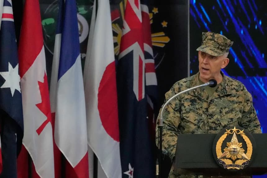 El general de división Christian Wortman, comandante general de la Fuerza Expedicionaria de la Infantería de Marina de EE. UU., habla durante la ceremonia de inauguración del ejercicio militar conjunto denominado "Balikatan" o "Hombro con hombro", en el cuartel general militar de Camp Aguinaldo, en Quezon City (Filipinas), el 20 de abril de 2026. (Aaron Favila/AP)
