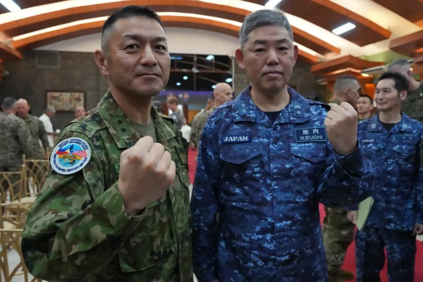El general de división del Ejército japonés Toshikatsu Musha (izquierda) y el contralmirante de la Armada japonesa Izuru Ikeuchi (derecha) posan durante la ceremonia de inauguración del ejercicio militar conjunto denominado "Balikatan" o "Hombro con hombro" en el cuartel general militar de Camp Aguinaldo, en Quezon City (Filipinas), el 20 de abril de 2026. (Aaron Favila/AP Photo)
