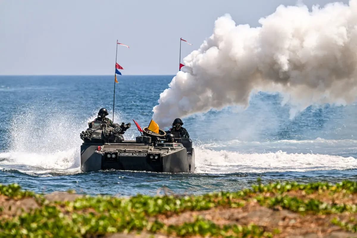 Infantes de marina indonesios realizan maniobras en un vehículo de desembarco de personal oruga-7 durante el ejercicio militar conjunto Super Garuda Shield, en el que participaron Indonesia, Japón, Singapur, Australia y Estados Unidos, en Situbondo, Java Oriental, el 5 de septiembre de 2024. (Juni Kriswanto/AFP vía Getty Images)