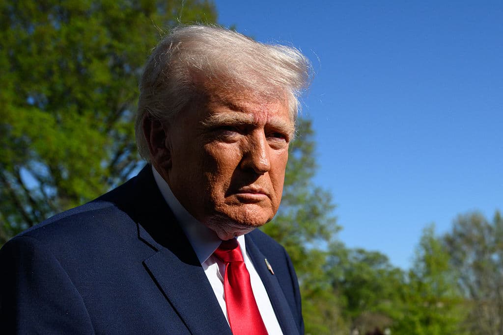 El presidente de EE. UU., Donald Trump, habla con los periodistas antes de subir al Marine One al salir del Jardín Sur de la Casa Blanca, en Washington, D.C., el 11 de abril de 2026. (Mandel NGAN/AFP vía Getty Images)