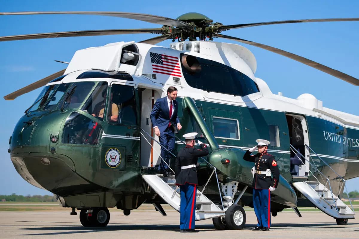 El vicepresidente de EE. UU., JD Vance, sale del Marine Two antes de partir en el Air Force Two en la Base Conjunta Andrews, Maryland, el 14 de abril de 2026. (Chip Somodevilla/Getty Images)