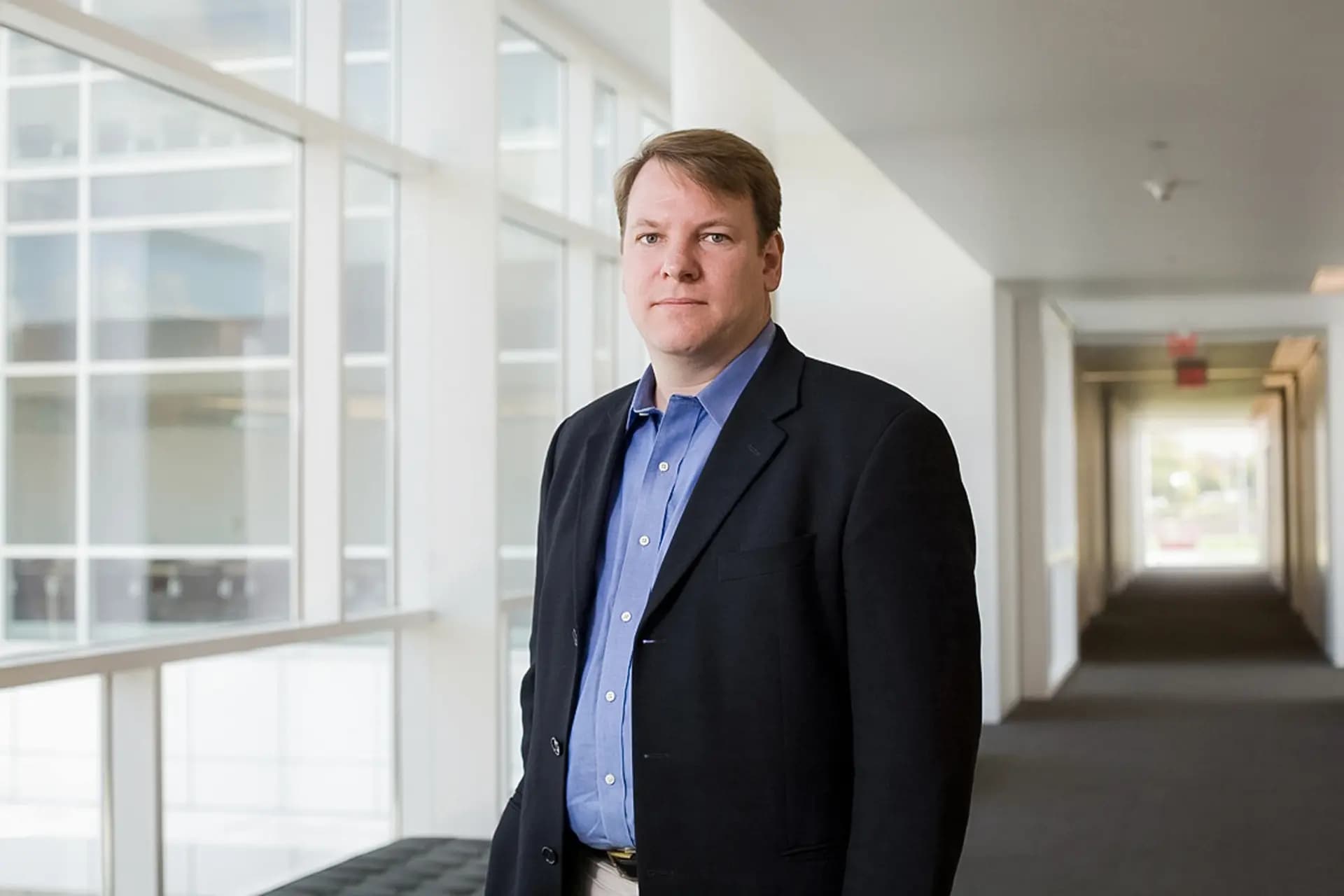 Christopher Schaffer, profesor de ingeniería biomédica en la Universidad de Cornell. (Cortesía de Jason Koski/Universidad de Cornell).
