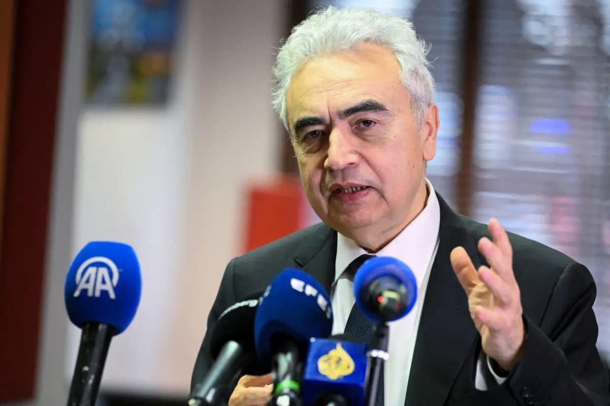 El director ejecutivo de la Agencia Internacional de la Energía, Fatih Birol, ofrece una conferencia de prensa en Bruselas el 6 de marzo de 2026. (Nicolas Tucat/AFP vía Getty Images)