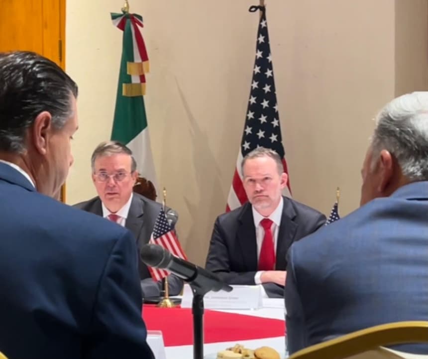 El representante comercial de Estados Unidos, Jamieson Greer y el secretario de Economía de México Marcelo Ebrard durante su reunión en Ciudad de México el 20 de abril, en dónde abordaron temas referentes a la próxima revisión del T-MEC. (Cortesía de la Secretaría de Economía de México)