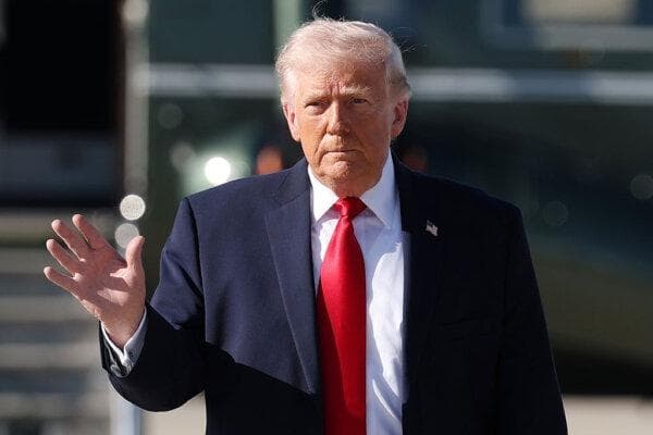 El presidente Donald Trump se dirige al Air Force One en la Base Conjunta Andrews, Maryland, el 11 de abril de 2026. (Tasos Katopodis/Getty Images)
