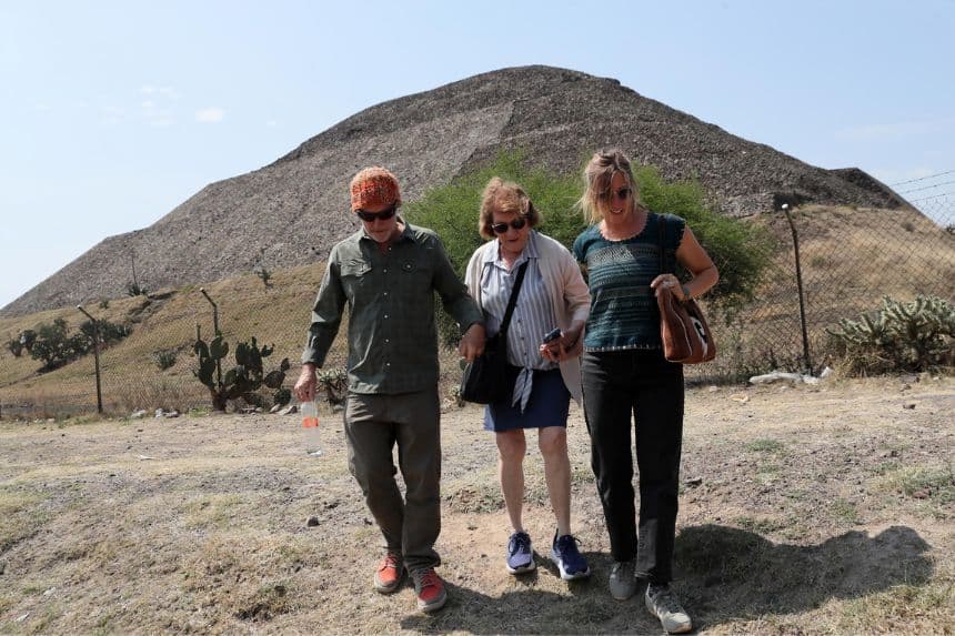 <em>Personas caminan en el exterior de la zona arqueológica de Teotihuacán este martes, en San Juan Teotihuacán, México. (EFE/Mario Guzmán)</em>
