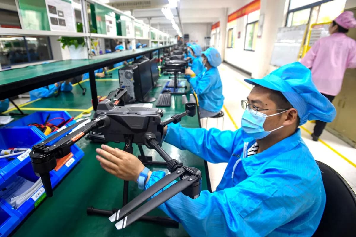 Trabajadores producen drones en una fábrica en Wuhan, provincia de Hubei, China, el 13 de abril de 2023. (STR/AFP vía Getty Images)