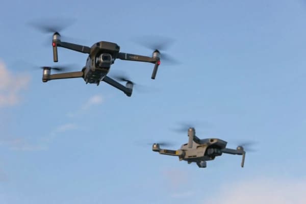 <em>Un DJI Mavic 2 Pro y un DJI Mavic Mini, de una fábrica china de drones, vuelan uno junto al otro en Miami, Florida, el 15 de diciembre de 2021. (Joe Raedle/Getty Images)</em>